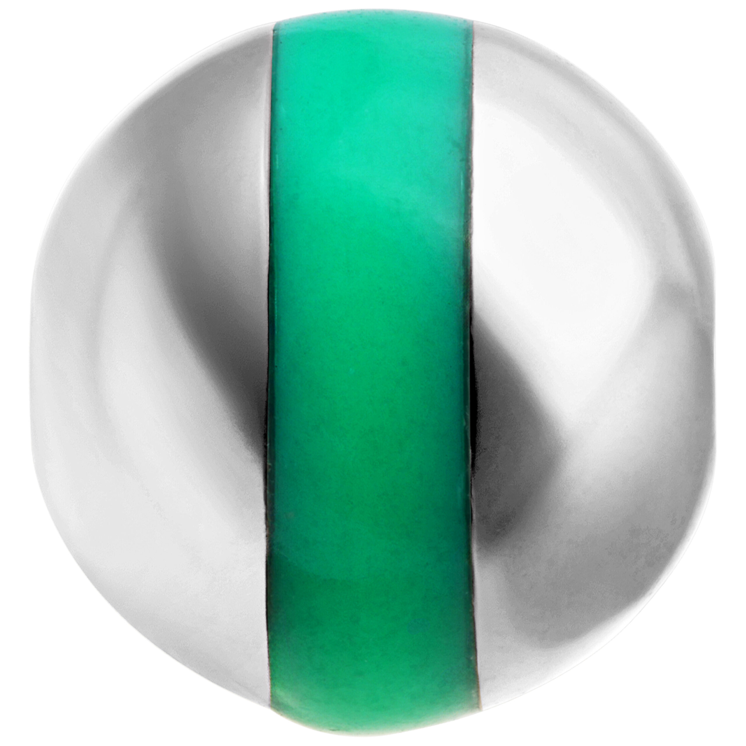 Silberne Titan Kugel mit grünem Streifen auf weißem Hintergrund