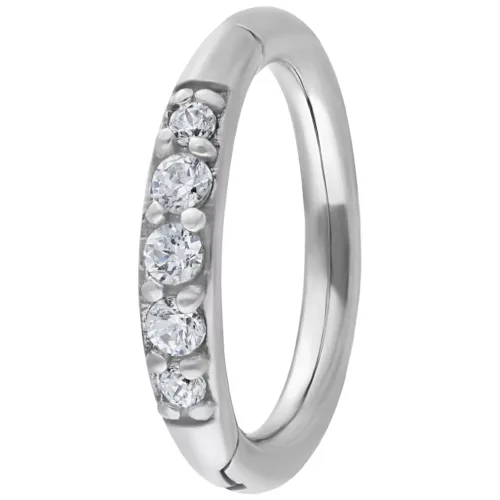 Silberner Clicker-Ring mit klaren Kristallen auf weißem Hintergrund