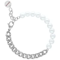 Chunky Pearl Armband aus silberfarbenem Metall Silberfarbenes Chunky Pearl Armband mit Perlen und Kettengliedern auf weißem Hintergrund