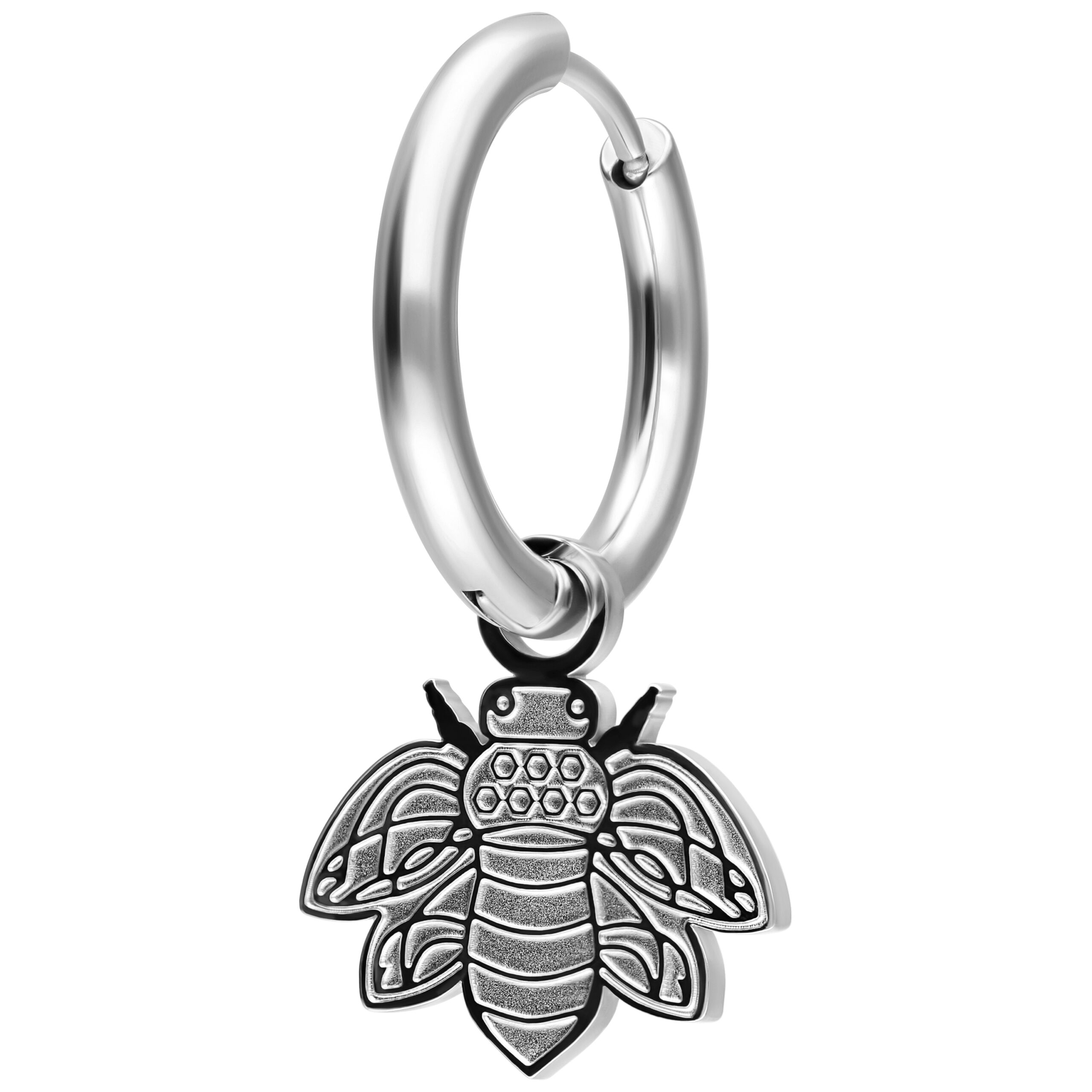 Silberne Ohrringe aus Chirurgenstahl mit Bienenanhänger auf weißem Hintergrund