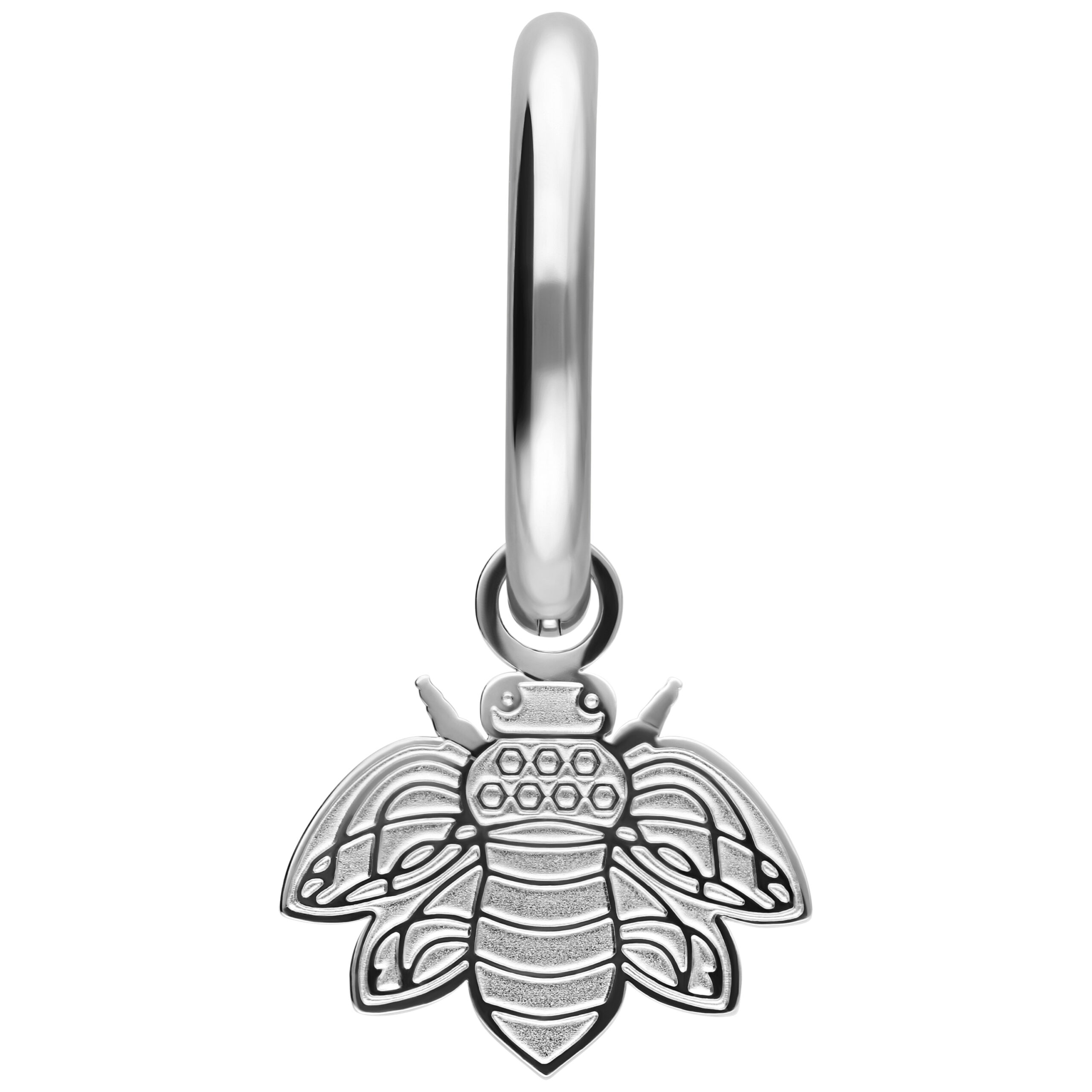 Silberne Ohrringe mit Bienenanhänger auf weißem Hintergrund
