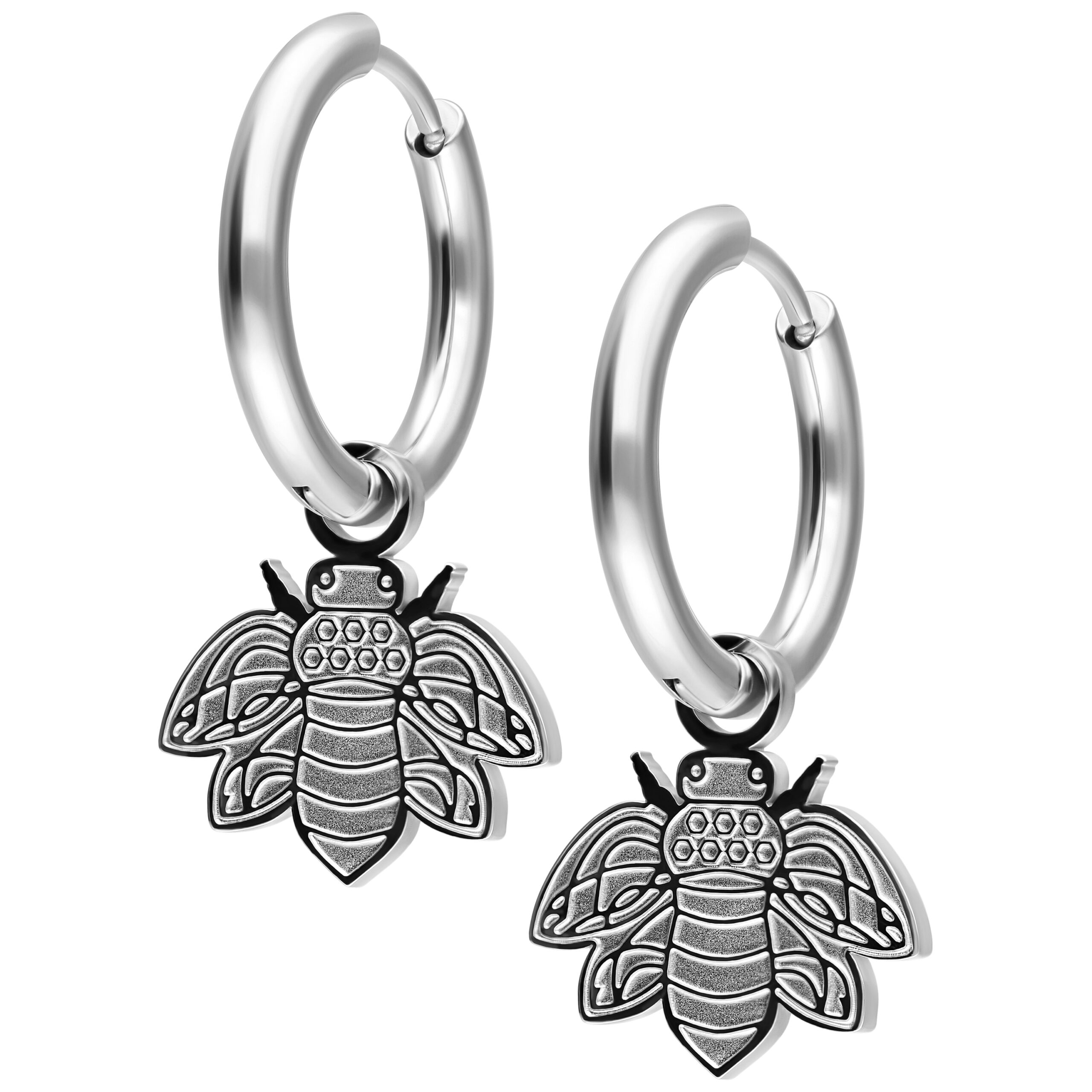 Silberne Ohrringe mit Bienenanhänger aus Edelstahl auf weißem Hintergrund