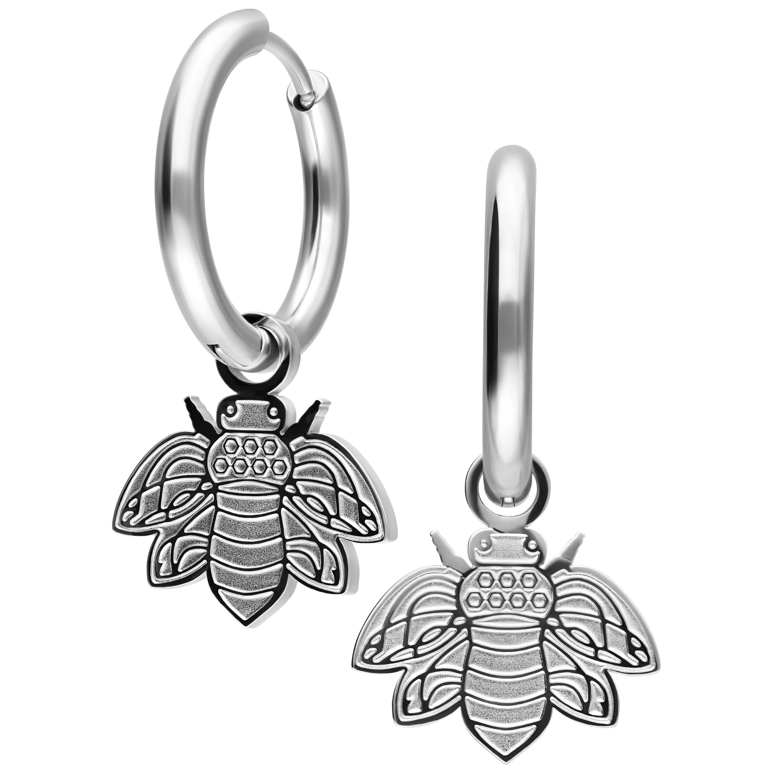 Silberne Ohrringe mit Bienenanhänger auf weißem Hintergrund