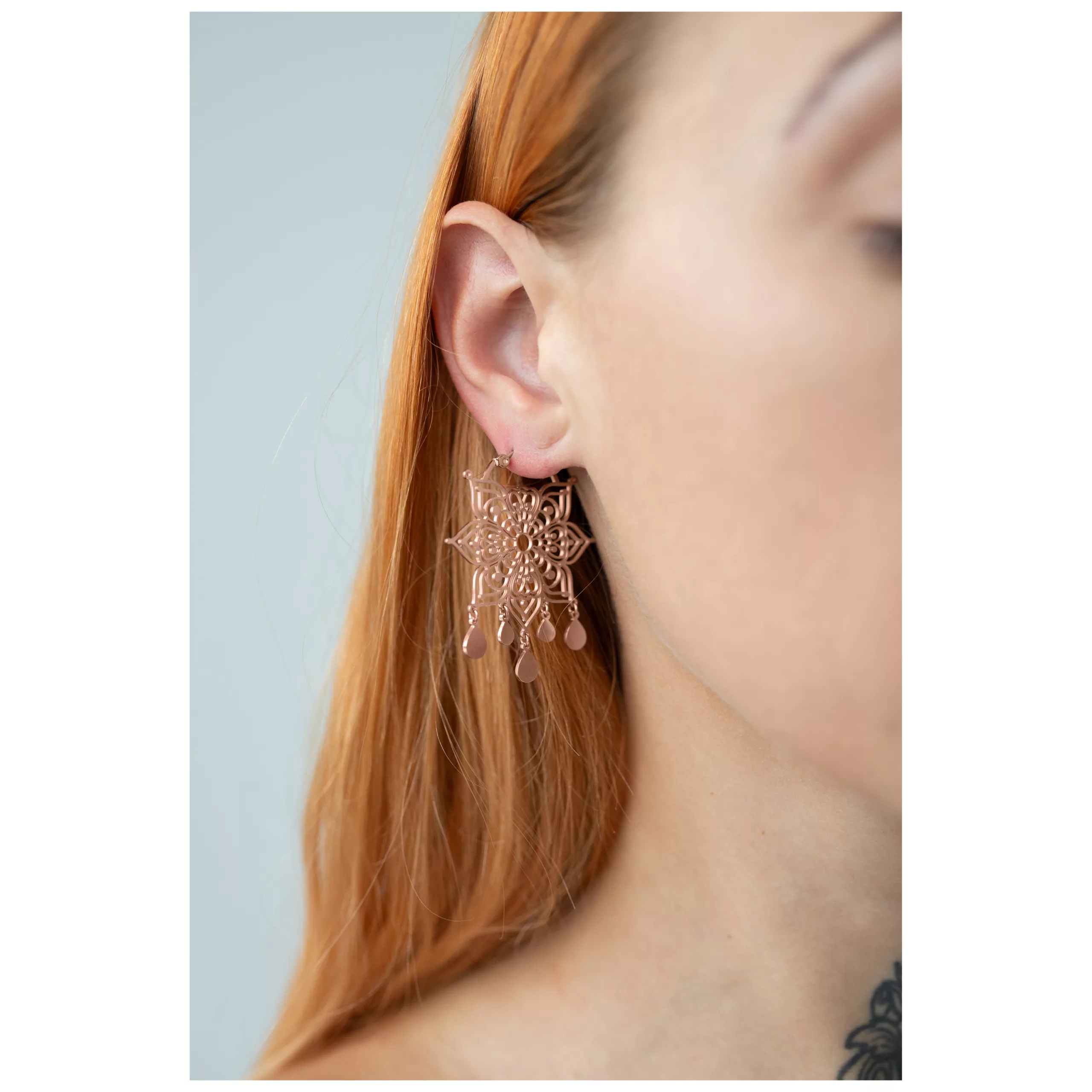 Roségoldene Mandala Hoops in Ohr getragen, seitliche Ansicht