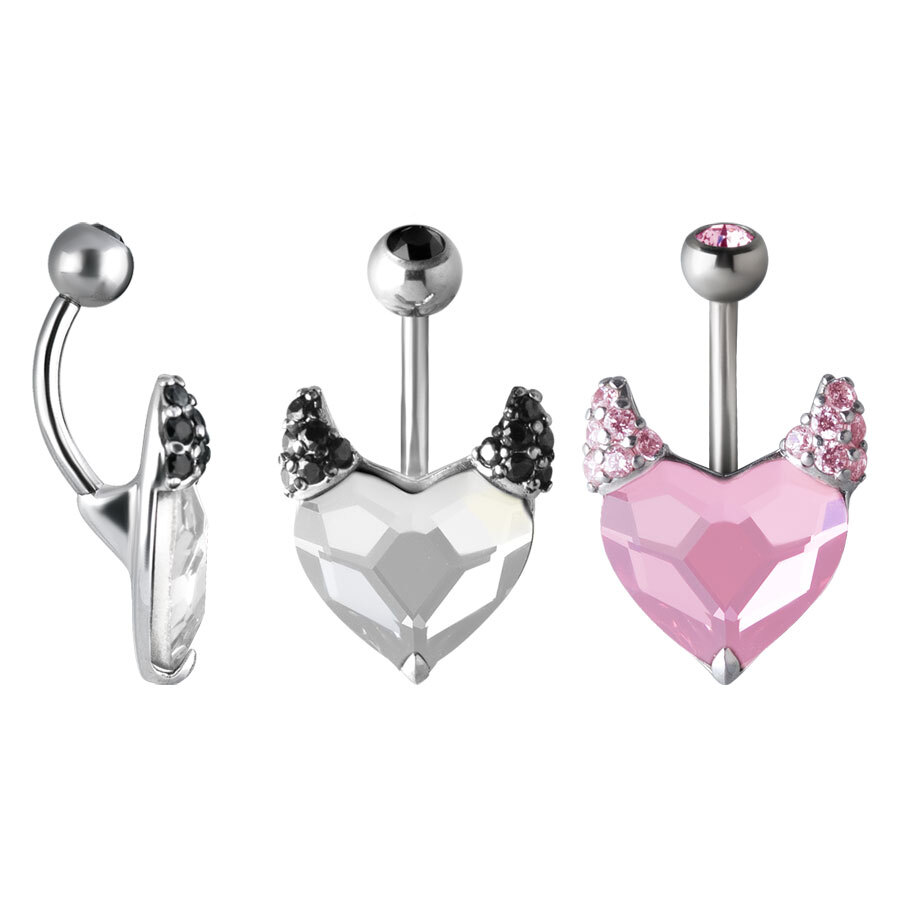 Zwei Bauchnabelpiercings in Herzform mit silbernem Stab, kristallklar und rosa Kristallen, auf weißem Hintergrund