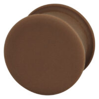 Brauner Silikon Plug in 12 mm Größe auf weißem Hintergrund