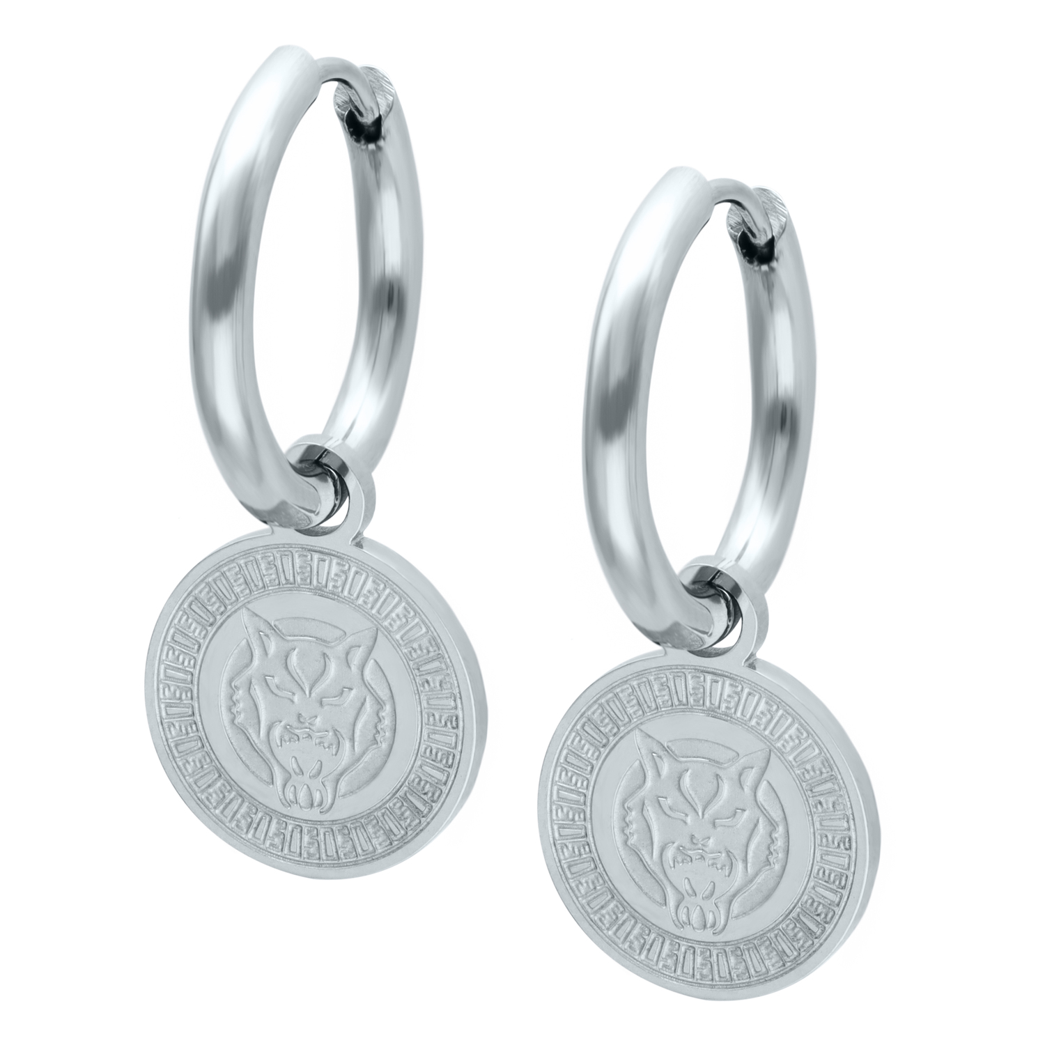 Silberne Wildcat Ohrringe mit Löwenmotiv Silberne Edelstahlkreolen mit rundem Löwenanhänger auf weißem Hintergrund