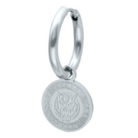 Silberne Edelstahl Creolen mit Wildkatzen-Anhänger Silberne Creole aus Edelstahl mit rundem Wildkatzen-Anhänger auf weißem Hintergrund