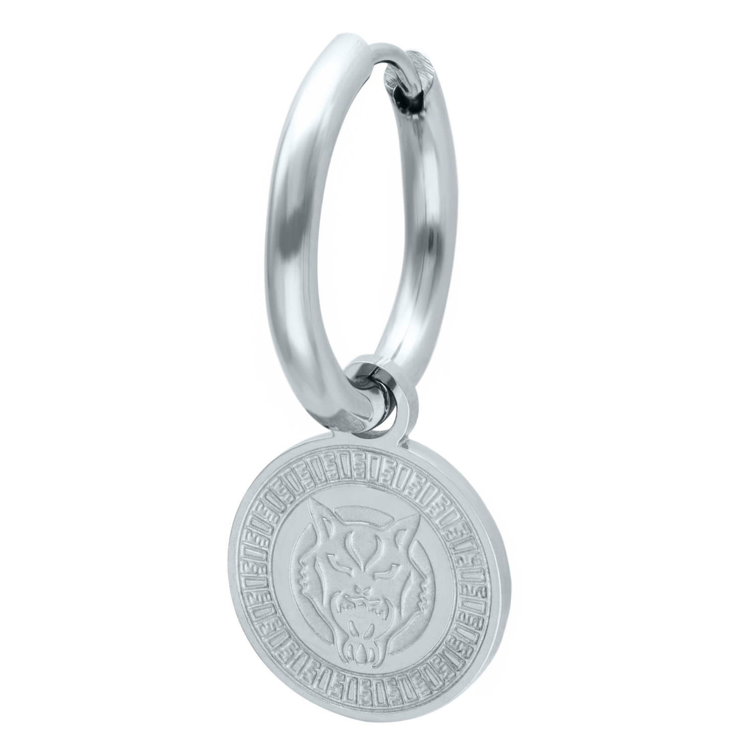 Silberne Edelstahl Creolen mit Wildkatzen-Anhänger Silberne Creole aus Edelstahl mit rundem Wildkatzen-Anhänger auf weißem Hintergrund