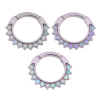 Drei silberne Piercingringe mit rosa, weißen und blauen Opalsteinen auf weißem Hintergrund