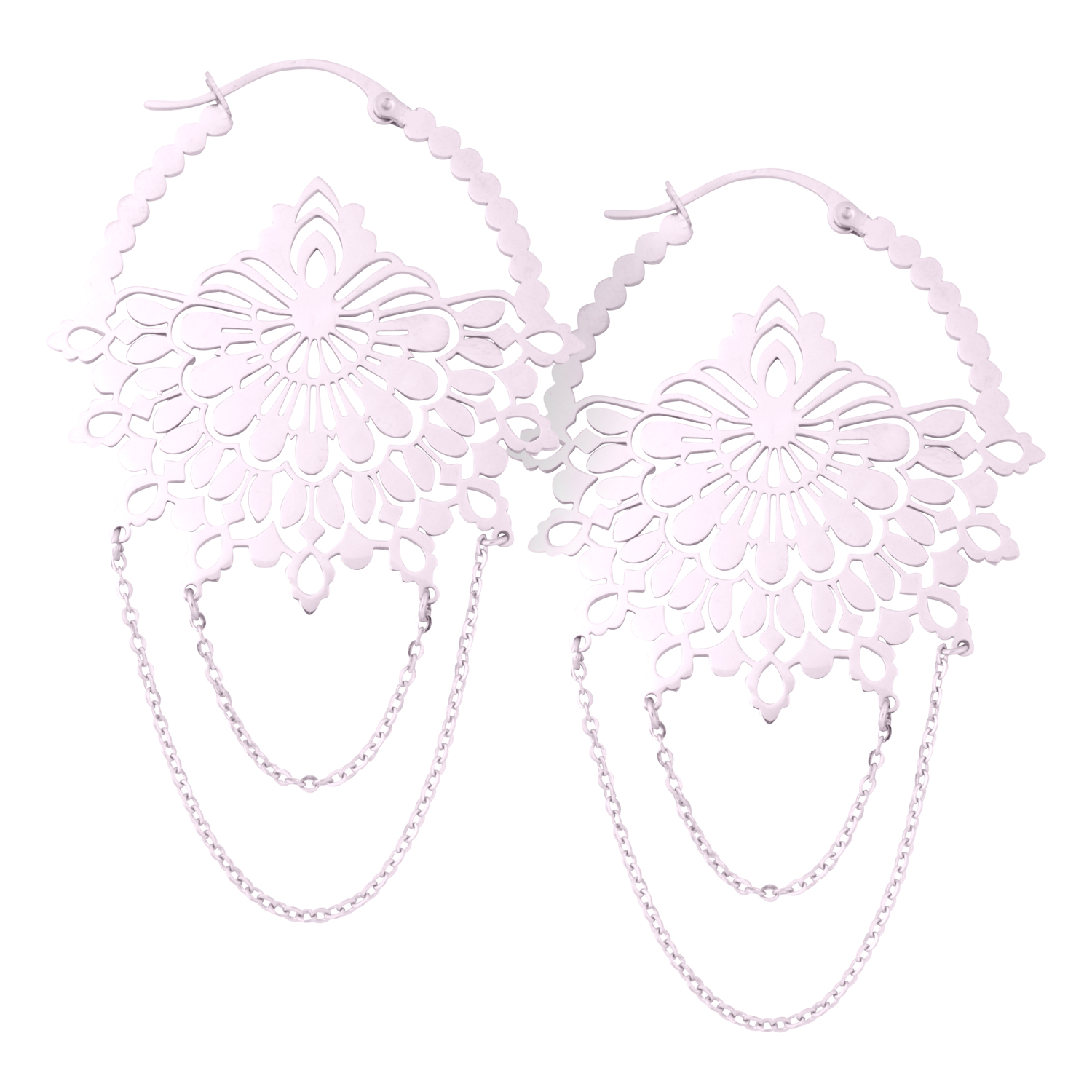 Silberne Ohrringe mit Mandala-Design und Ketten auf weißem Hintergrund