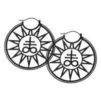 Schwarze Leviathan Knot Hoops Ohrringe Zwei schwarze Edelstahl-Ohrringe mit Leviathan-Knotenmuster auf weißem Hintergrund