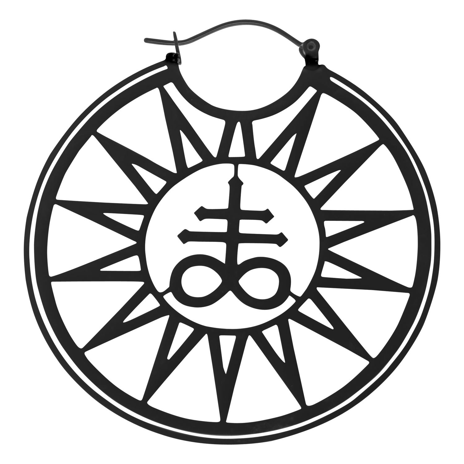 Schwarze Leviathan Knot Hoops aus Chirurgenstahl Runde schwarze Ohrringe mit Leviathan-Knoten auf weißem Hintergrund