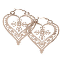 Zwei roségoldene Herz-Ohrringe aus Chirurgenstahl auf weißem Hintergrund