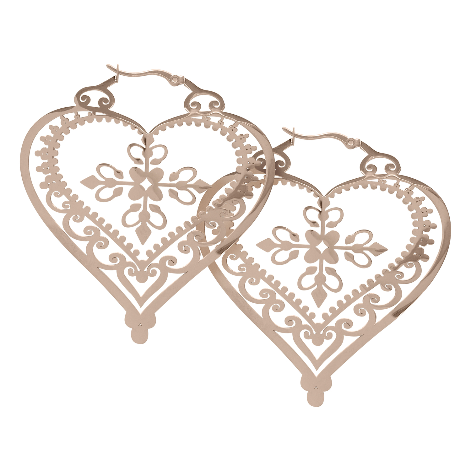 Zwei roségoldene Herz-Ohrringe aus Chirurgenstahl auf weißem Hintergrund