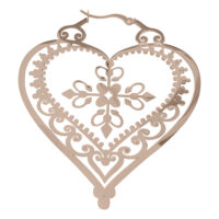 Roségoldene herzförmige Creolen mit filigranem Muster auf weißem Hintergrund