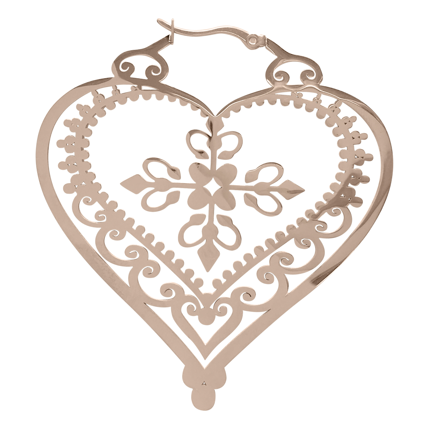 Roségoldene herzförmige Creolen mit filigranem Muster auf weißem Hintergrund