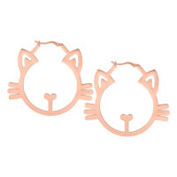 Roségoldene Ohrringe in Katzenform auf weißem Hintergrund