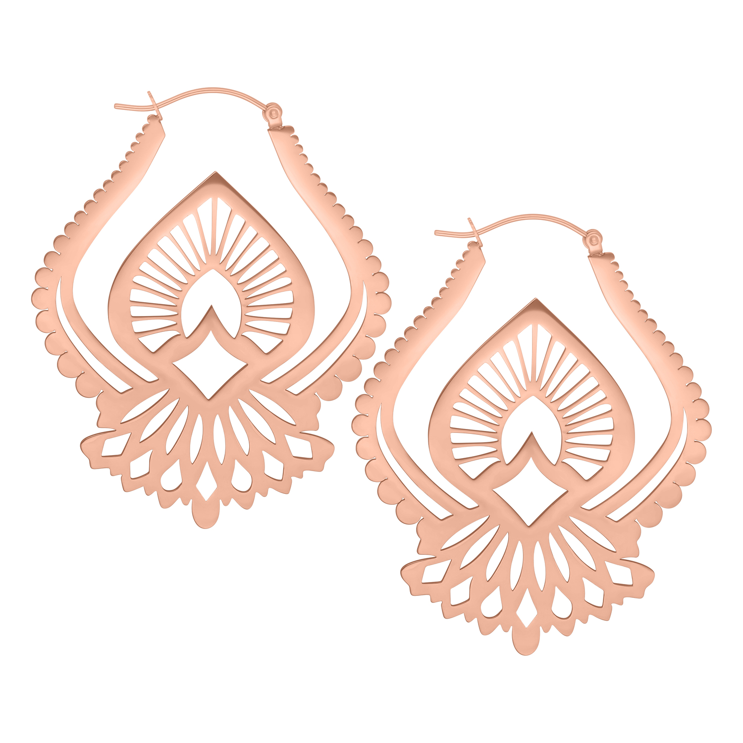 Roségoldene Ohrringe in filigranem Design auf weißem Hintergrund