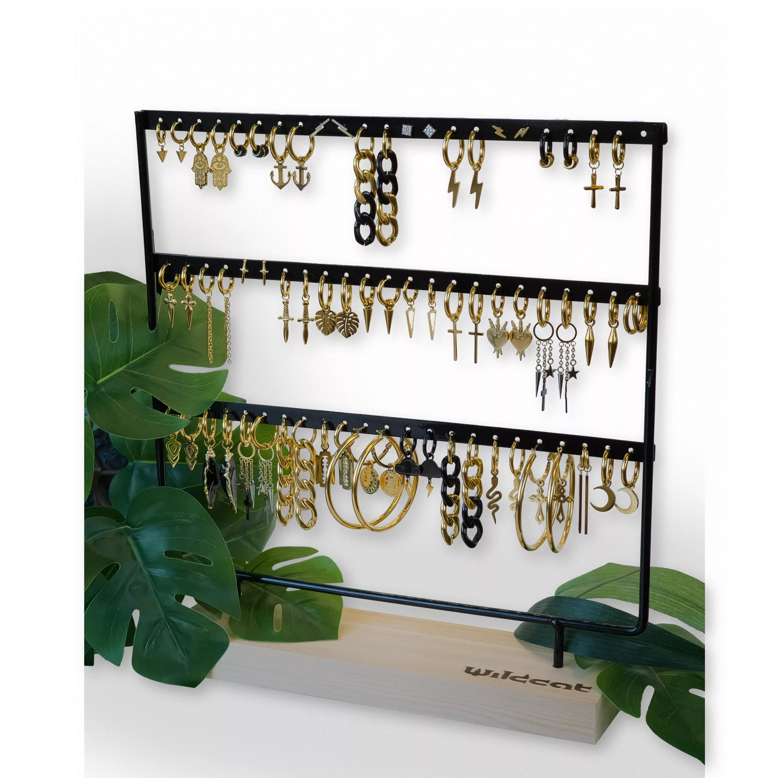 Schwarzes Wildcat-Display für Ohrringe mit goldenen Hoops auf Holzbasis