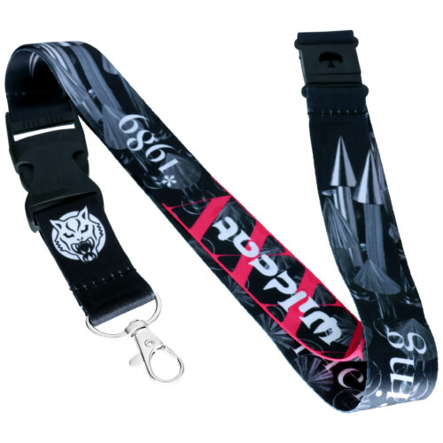 Schwarzes Wildcat Lanyard mit roten Herzspikes und Karabinerhaken auf weißem Hintergrund