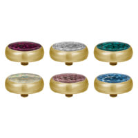 Sechs goldene Titan Aufsätze mit Kristallen in Fuchsia, Kristallklar, Hellblau, Zirkonblau, Aurora Boreale auf weißem Hintergrund