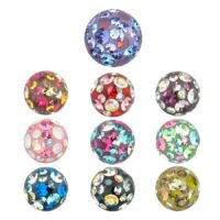 Verschiedene bunte Piercing-Aufsätze mit Kristallen auf weißem Hintergrund