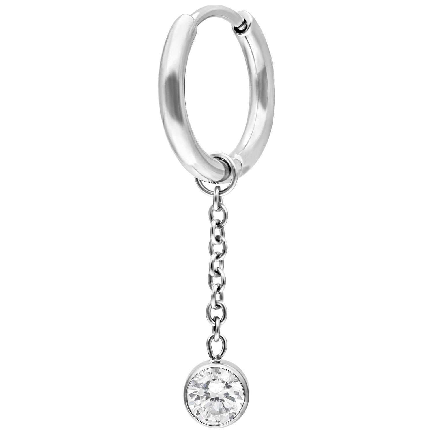 Silberne Creolen mit hängendem Kristall auf weißem Hintergrund