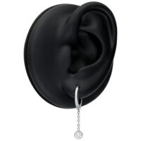 Silberne Mini-Ohrringe mit Kristallanhänger an schwarzem Ohrmodell