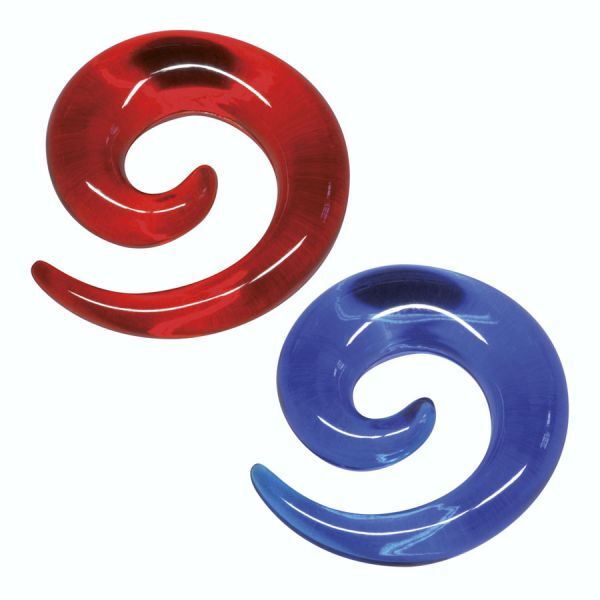 Rote und blaue Acryl-Spiral-Piercings vor weißem Hintergrund