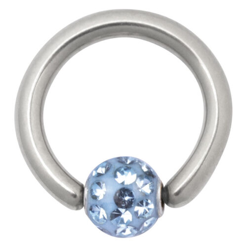 Silberner Clip in Ring mit hellblauer Kristallkugel auf weißem Hintergrund