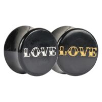 Zwei schwarze Hornplugs mit 'Love'-Schriftzug in Gold und Platin auf weißem Hintergrund