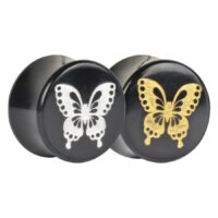 Zwei schwarze Hornplugs mit goldener und platinfarbener Schmetterlingsgravur auf weißem Hintergrund