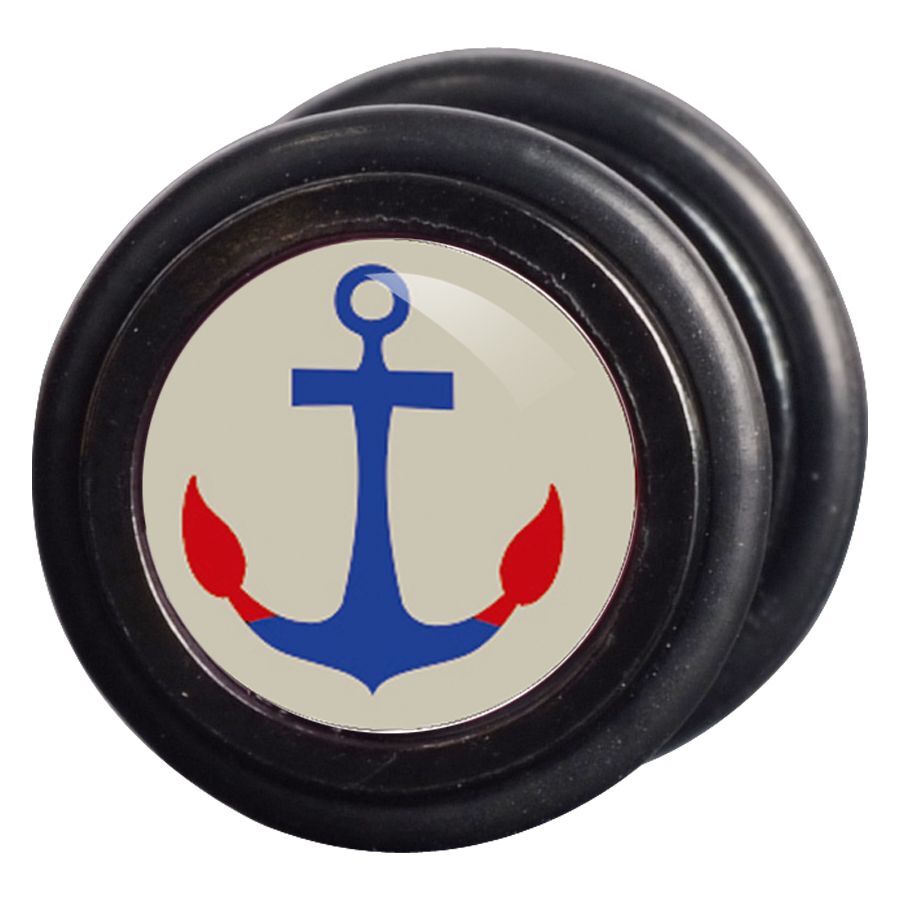 Schwarzer Fake Plug mit blauem Anker-Motiv auf weißem Hintergrund