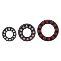 Drei schwarze Titan Tunnel mit klaren, rosa und roten Kristallen auf weißem Hintergrund