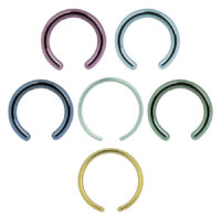 Sechs farbige anodisierte Clip in Ringe ohne Kugel auf weißem Hintergrund