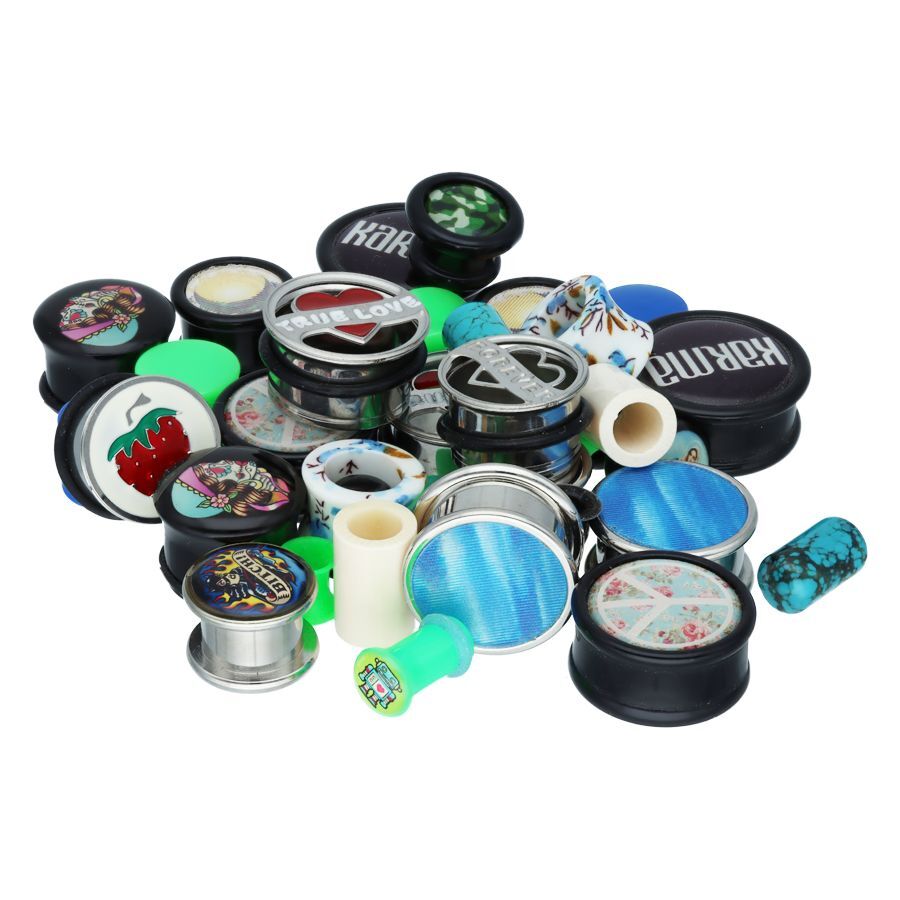 Verschiedene bunte Tunnel und Plugs aus Acryl und Stahl auf weißem Hintergrund