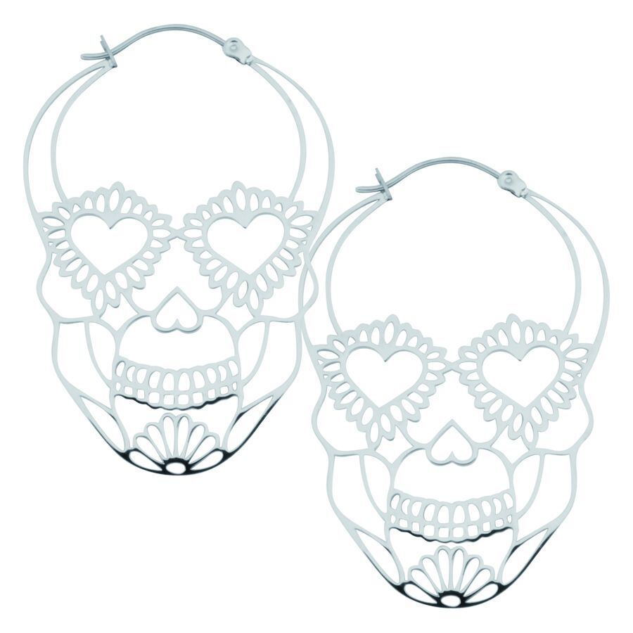 Silberne Sugarskull Ohrringe mit Herz- und Blumenmuster auf weißem Hintergrund