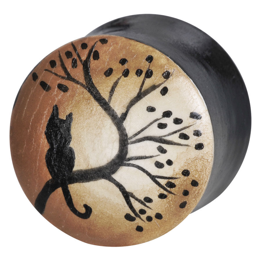 Holz Plug mit schwarzer sitzender Katze auf Baum, brauner Hintergrund