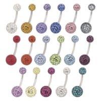 Bauchnabel Bananabell mit bunten Kristallen Verschiedene Titan-Bauchnabel Bananabells mit bunten Kristallen auf weißem Hintergrund