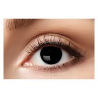 Nahaufnahme eines Auges mit schwarzer Kontaktlinse auf weißem Hintergrund