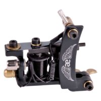 Schwarze Coil Liner Maschine von Andy Engel Schwarze Tattoomaschine von Wildcat, Modell Andy Engel, auf weißem Hintergrund