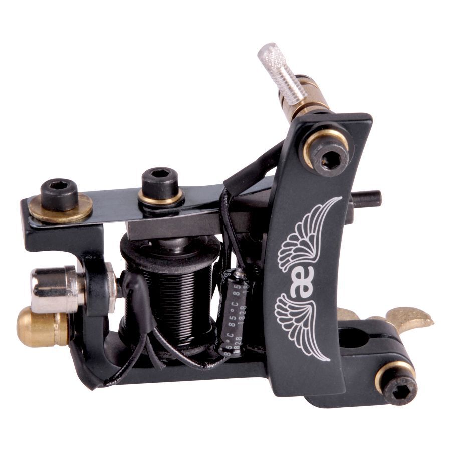 Schwarze Coil Liner Maschine von Andy Engel Schwarze Tattoomaschine von Wildcat, Modell Andy Engel, auf weißem Hintergrund