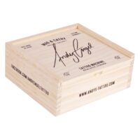 Tattoo Maschine in Holzkiste von Andy Engel Tattoo Maschine in einer hellen Holzkiste mit Andy Engel Logo