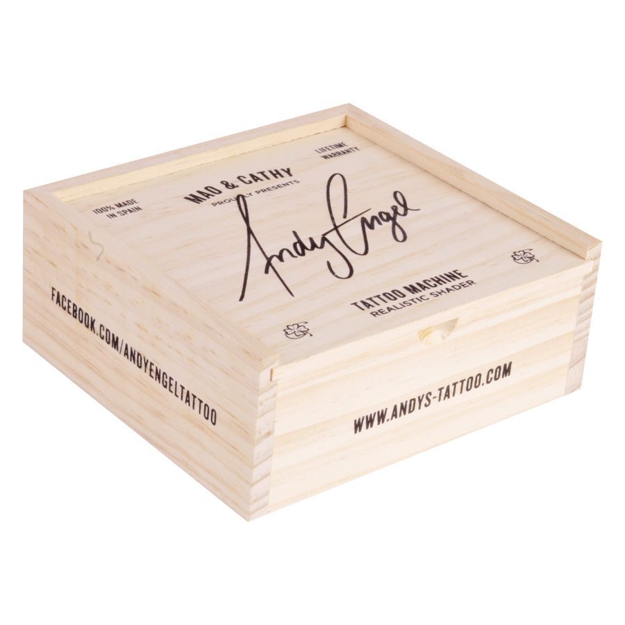 Tattoo Maschine in Holzkiste von Andy Engel Tattoo Maschine in einer hellen Holzkiste mit Andy Engel Logo
