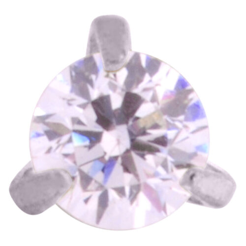 Nahaufnahme eines Nasensteckers aus Chirurgenstahl mit kristallklaren und rosa Steinen auf weißem Hintergrund