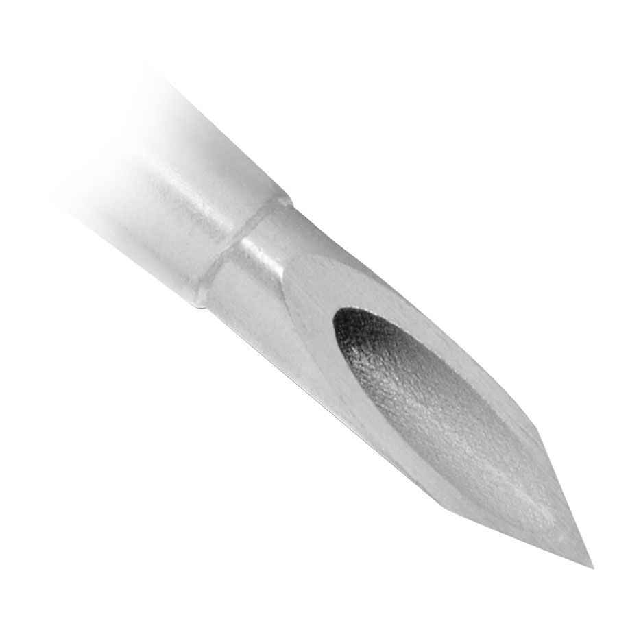 Nahaufnahme einer Optiva Kanüle aus Chirurgenstahl mit scharfer Spitze