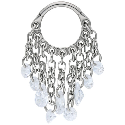 Silberner Piercing-Ring mit hängenden, klaren Kristallen auf weißem Hintergrund