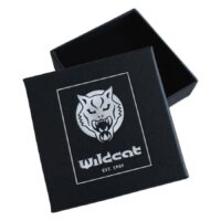 Schwarze Wildcat Logo Schmuckbox Schwarze Schmuckbox mit Wildcat Logo und geöffnetem Deckel auf weißem Hintergrund