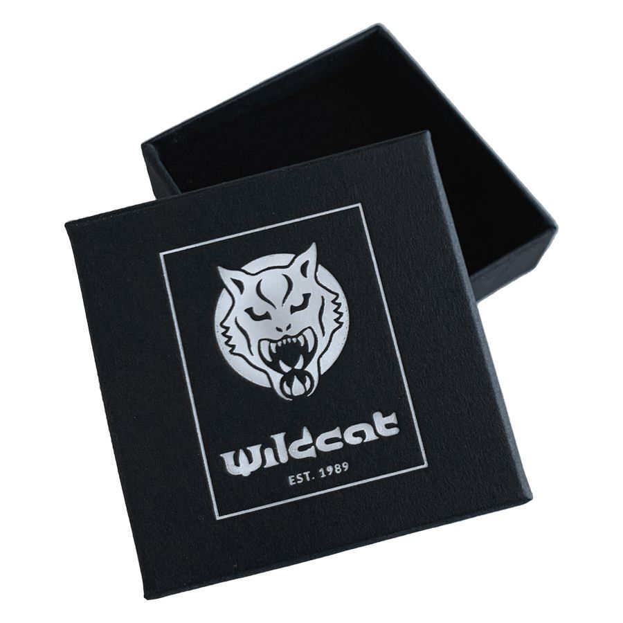 Schwarze Wildcat Logo Schmuckbox Schwarze Schmuckbox mit Wildcat Logo und geöffnetem Deckel auf weißem Hintergrund